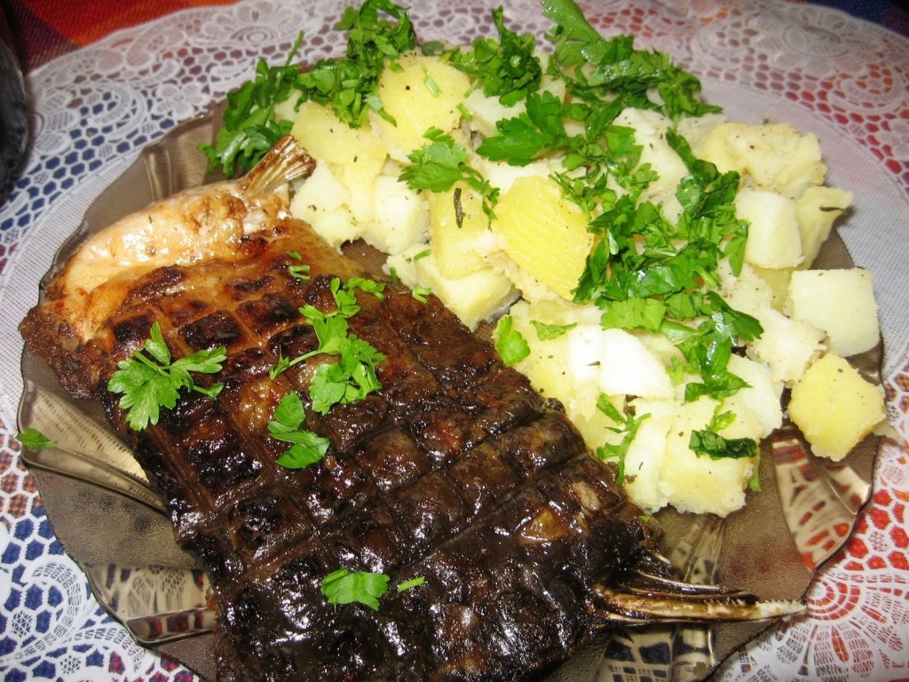Peste la gratar cu  cartofi