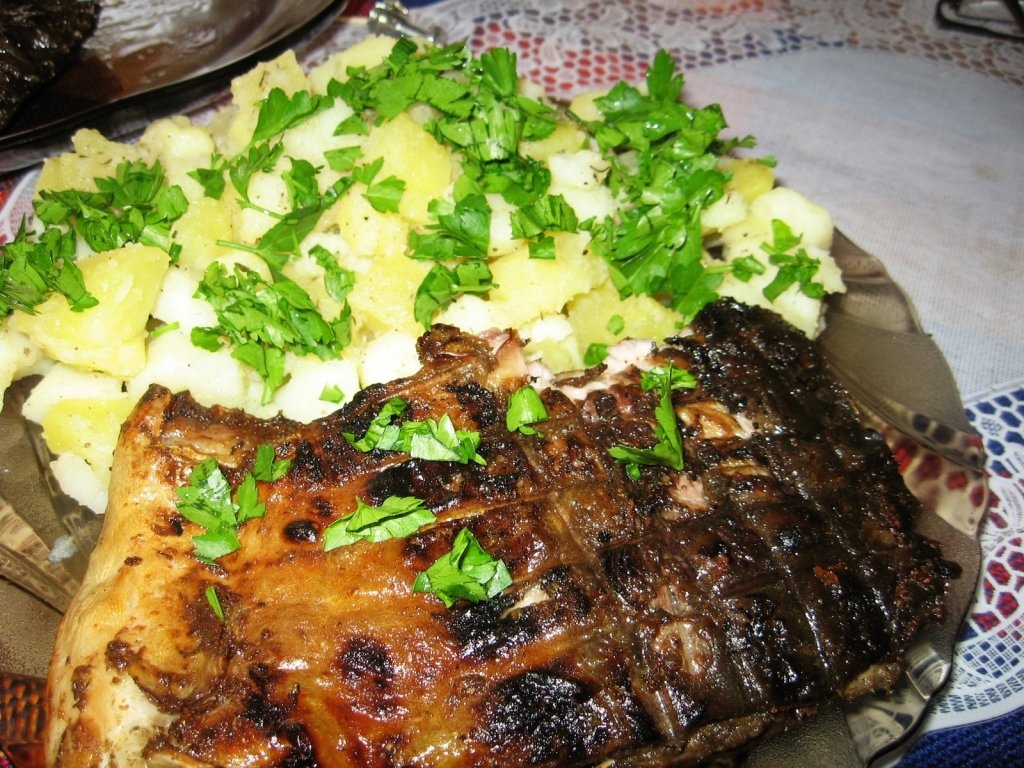 Peste la gratar cu  cartofi