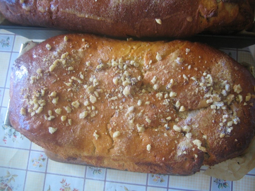 Cozonac cu crema de nuci si rahat