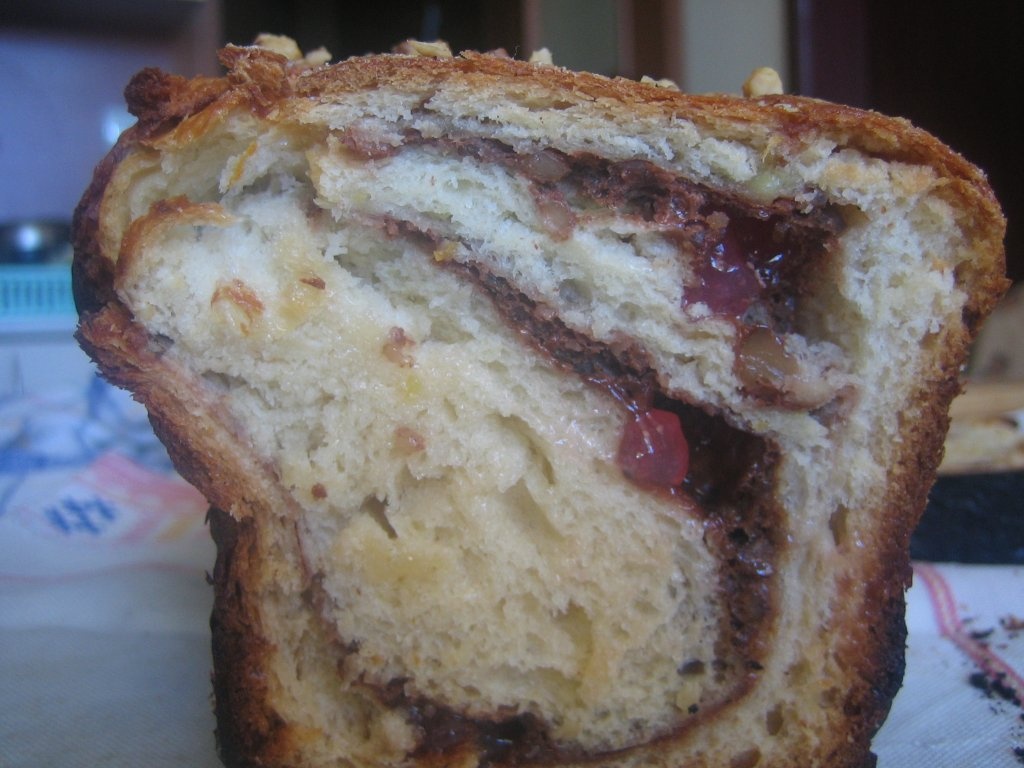 Cozonac cu crema de nuci si rahat