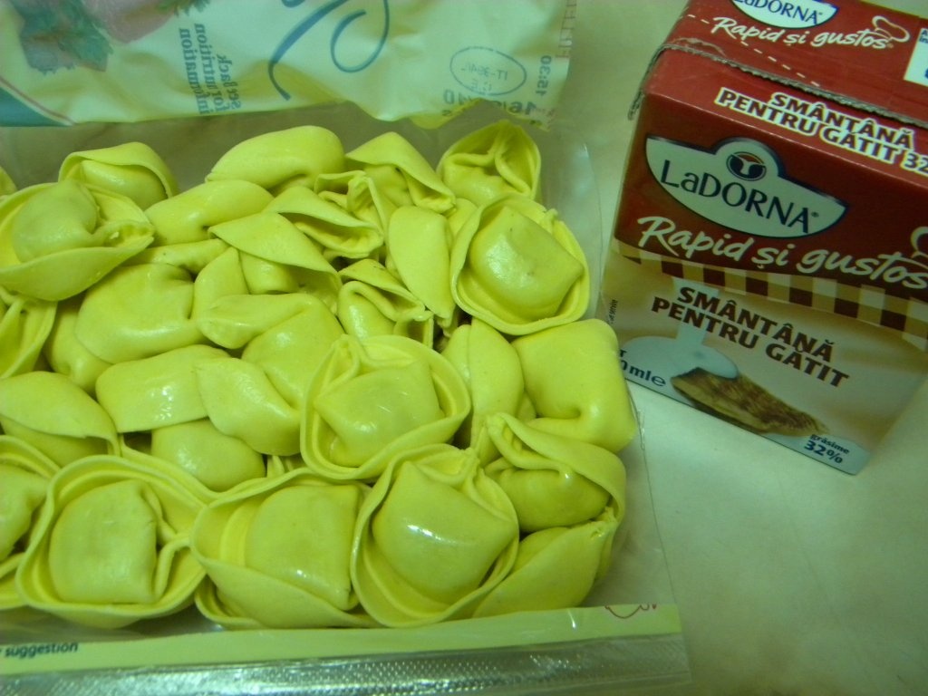 Tortelloni alla carne cu sos mamma rossa