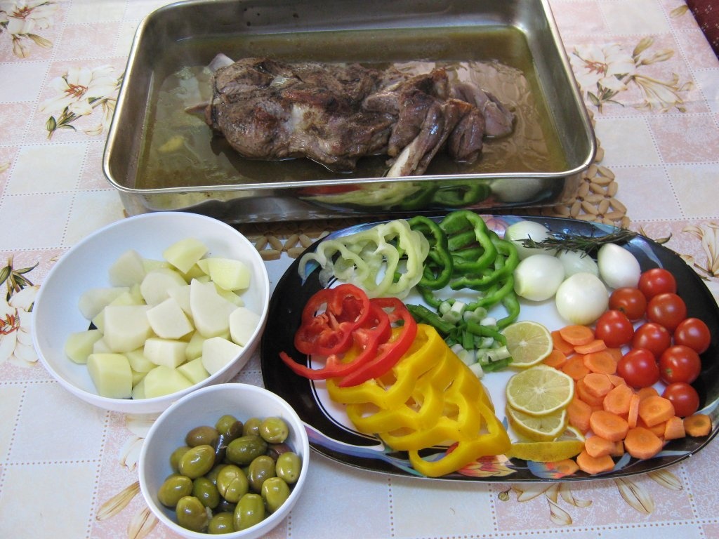 Friptura de miel la cuptor cu legume si masline verzi