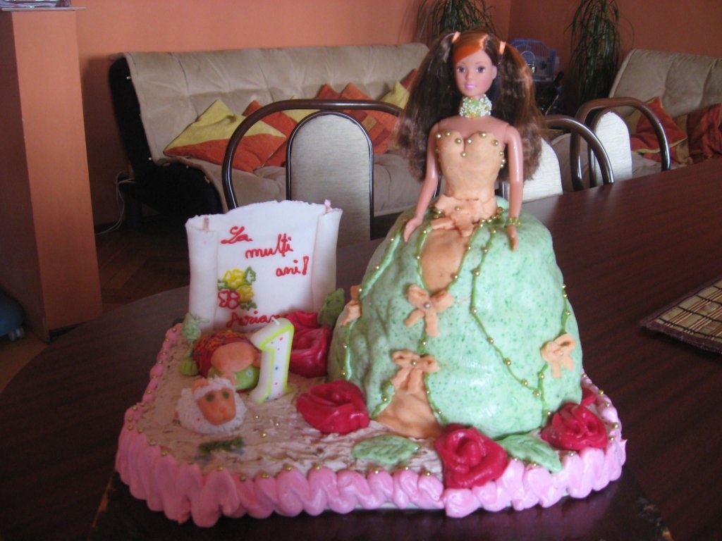 Tort papusa cu pasta de zahar