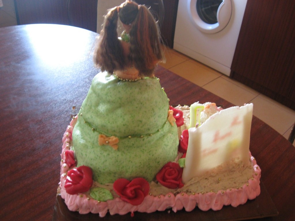 Tort papusa cu pasta de zahar