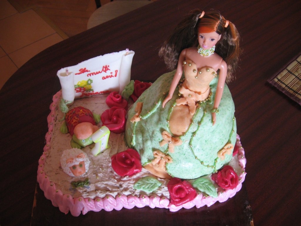 Tort papusa cu pasta de zahar