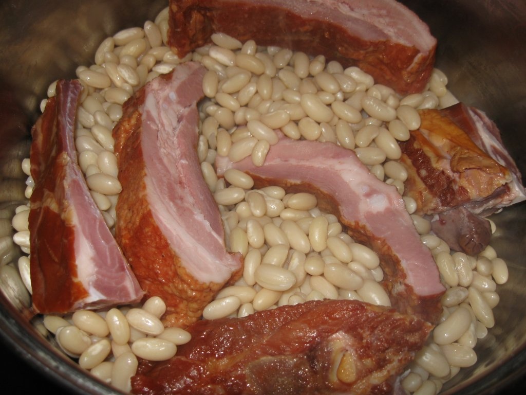 Mancare de fasole boabe cu afumatura