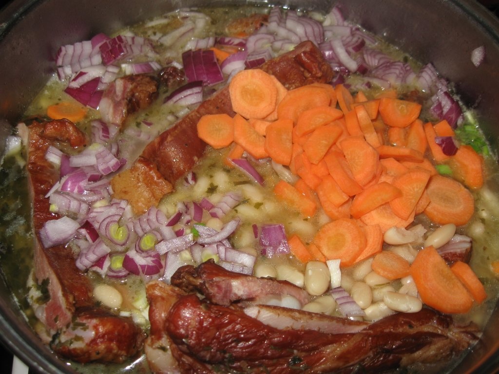 Mancare de fasole boabe cu afumatura