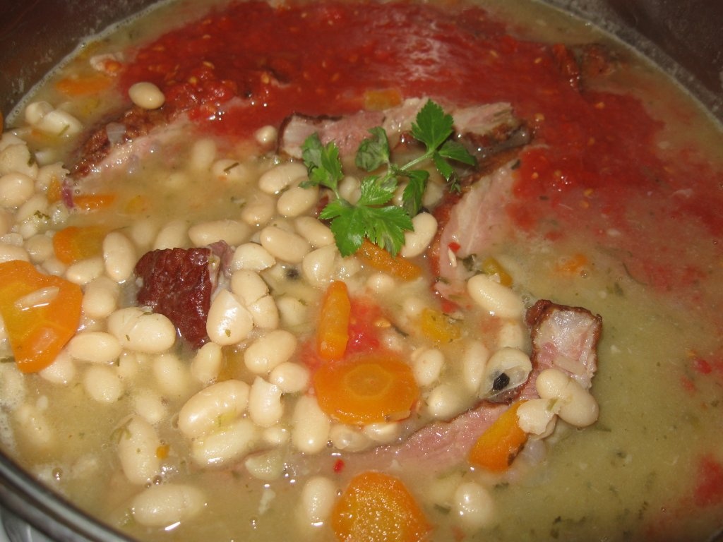 Mancare de fasole boabe cu afumatura