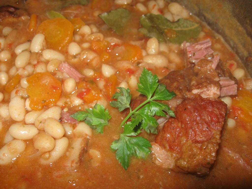 Mancare de fasole boabe cu afumatura