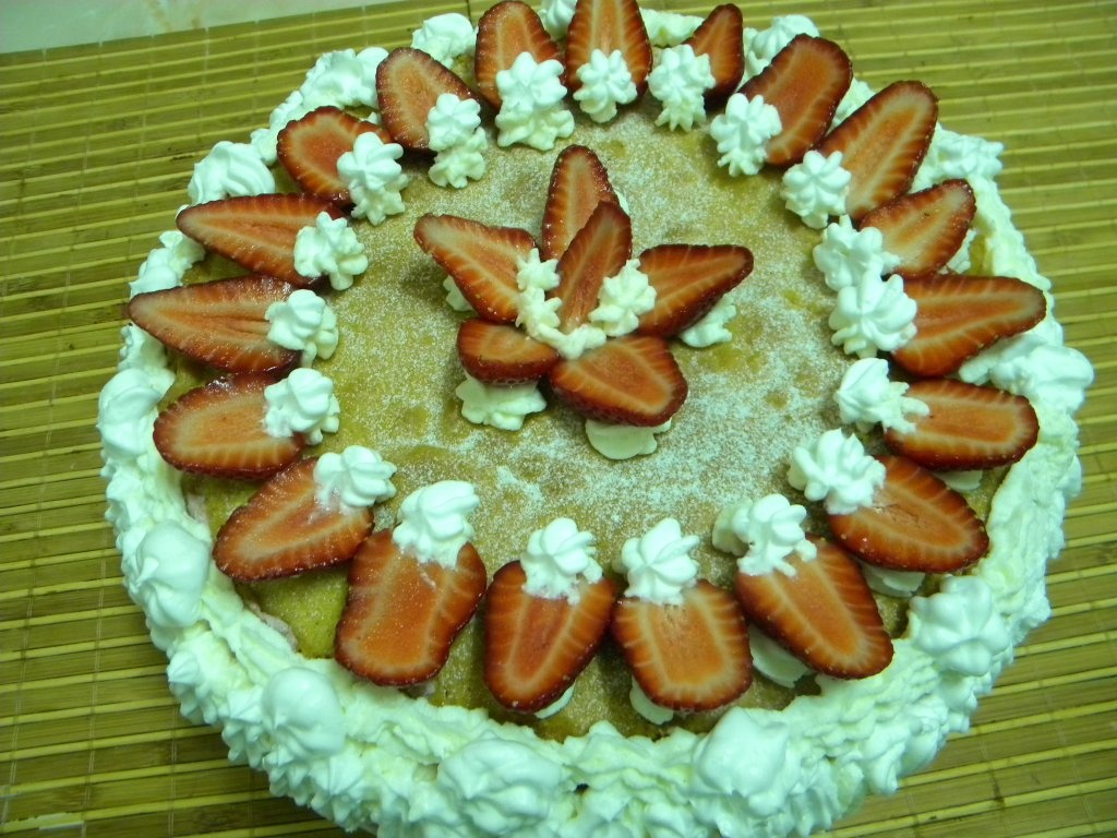 Tort cu spuma de capsuni