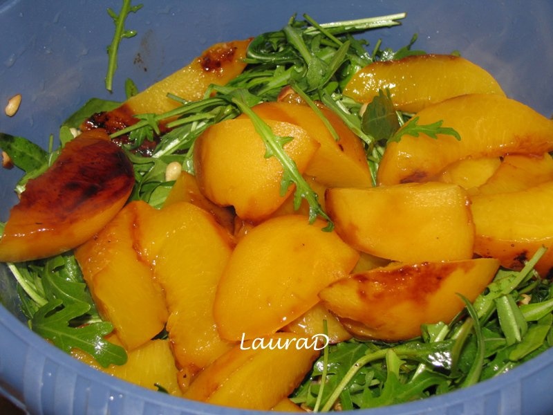 Salata de ruccola cu piersici, prosciutto si Grana Padano