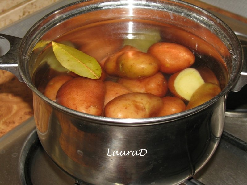 Salata de verdeturi, cartofi noi si prosciutto