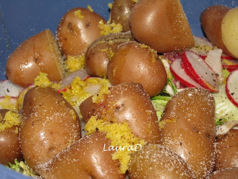 Salata de verdeturi, cartofi noi si prosciutto