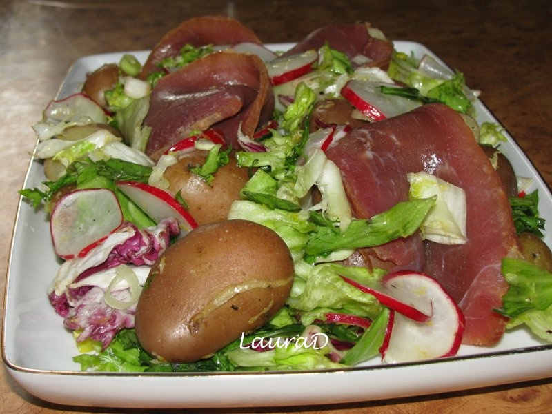 Salata de verdeturi, cartofi noi si prosciutto