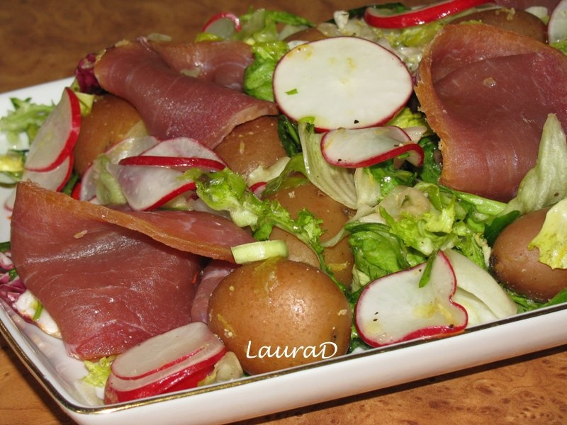 Salata de verdeturi, cartofi noi si prosciutto