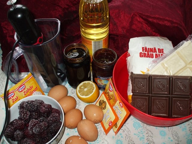 Tort Iepuras cu mure si ciocolata