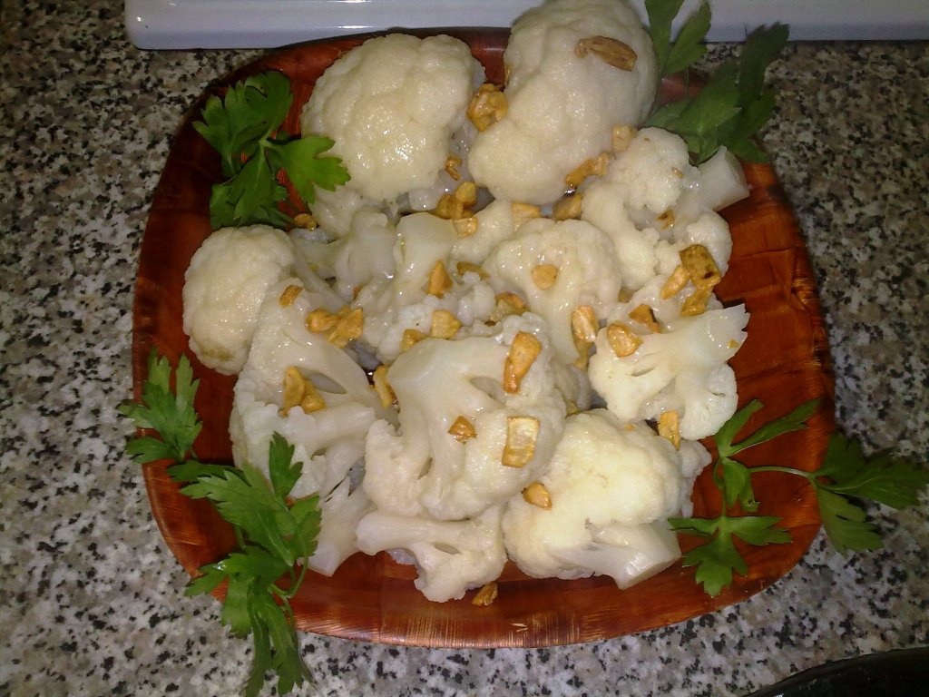 Garnitura din conopida pentru fripturi.