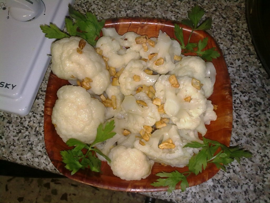 Garnitura din conopida pentru fripturi.