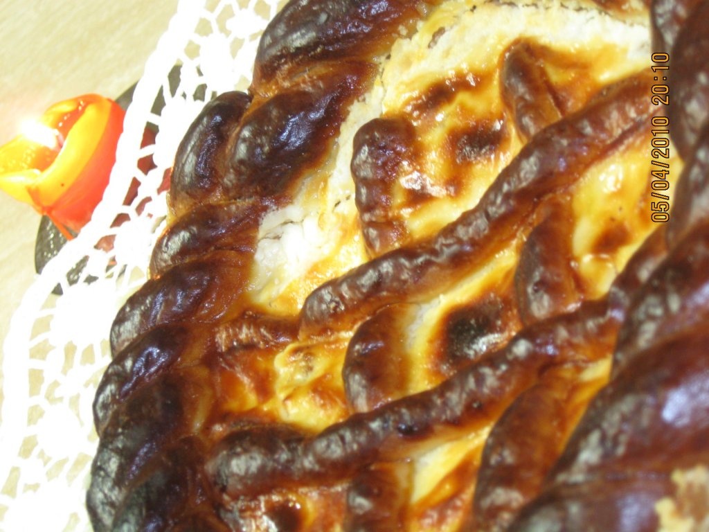 Pasca cu branza dulce si stafide