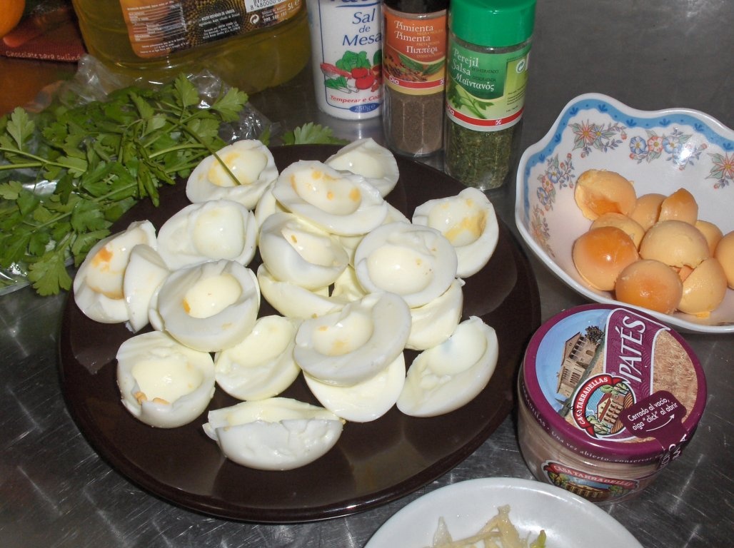 Oua umplute cu pateu de pasare si maioneza de usturoi