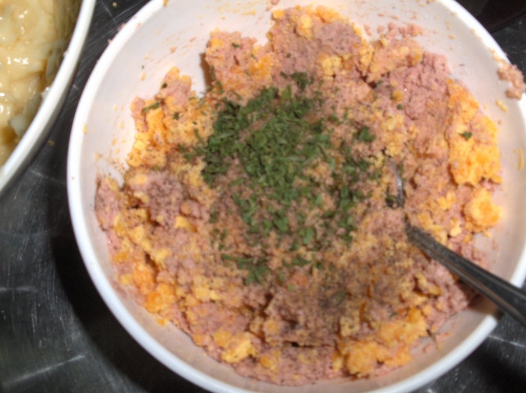 Oua umplute cu pateu de pasare si maioneza de usturoi