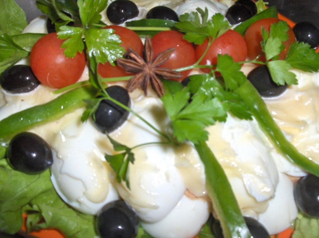 Oua umplute cu pateu de pasare si maioneza de usturoi