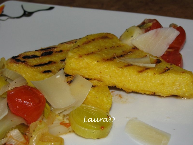 Triunghiuri de mamaliga la gratar cu legume coapte