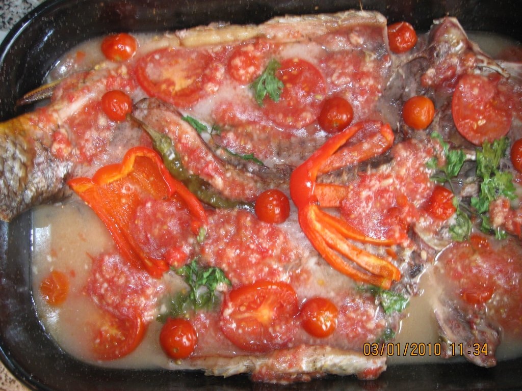 Crap la cuptor in sos de rosii