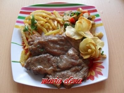 Ceafa de porc cu garnitura de ciuperci si cartofi