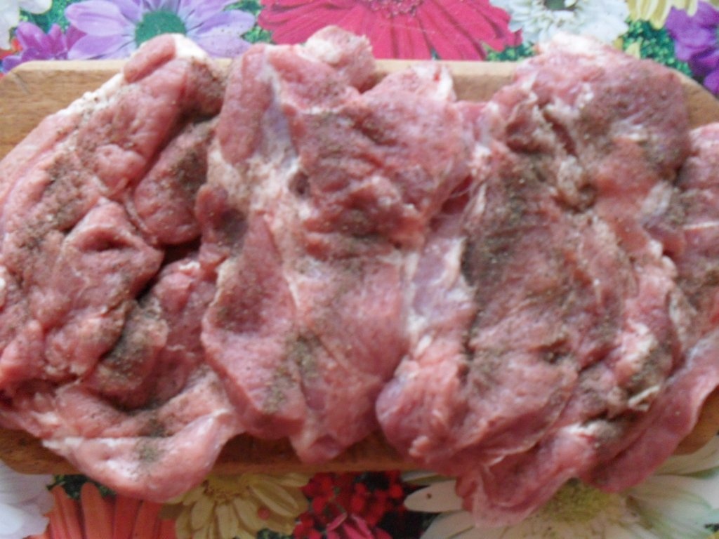 Ceafa de porc cu garnitura de ciuperci si cartofi