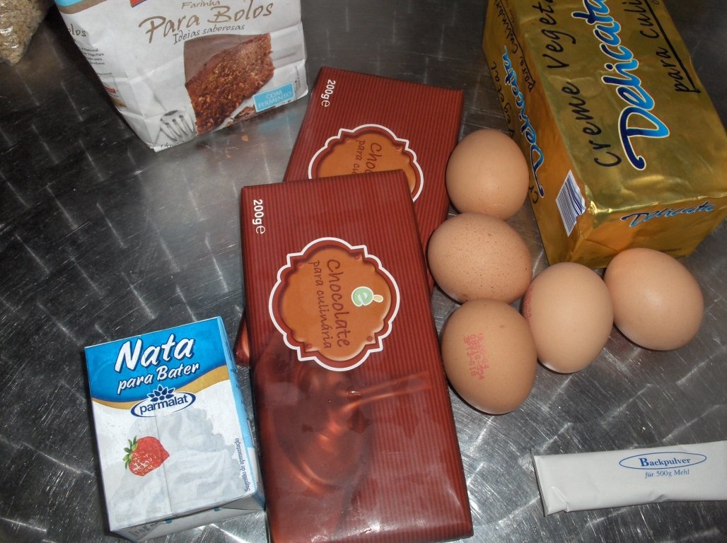 Tort de ciocolata neagra cu crema de frisca(Bolo de chocolate preto)