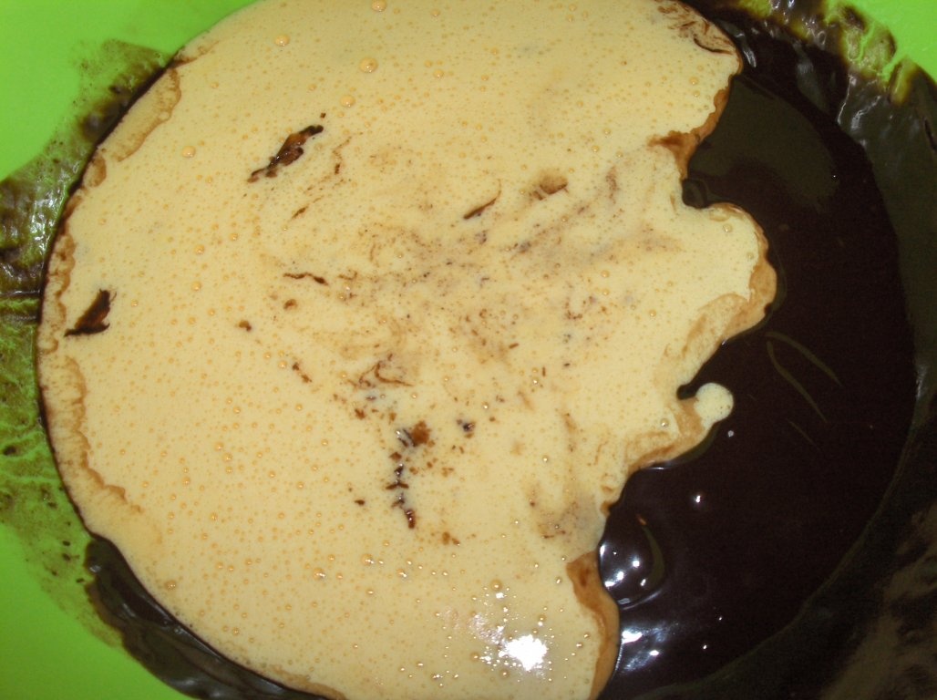 Tort de ciocolata neagra cu crema de frisca(Bolo de chocolate preto)