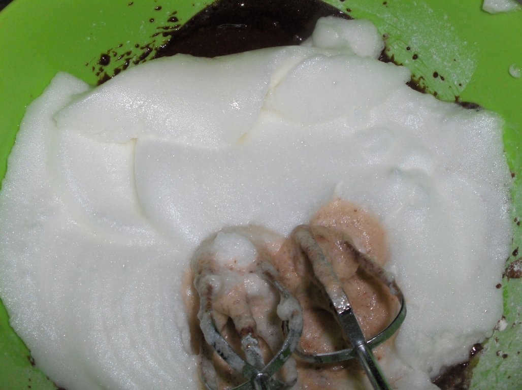 Tort de ciocolata neagra cu crema de frisca(Bolo de chocolate preto)