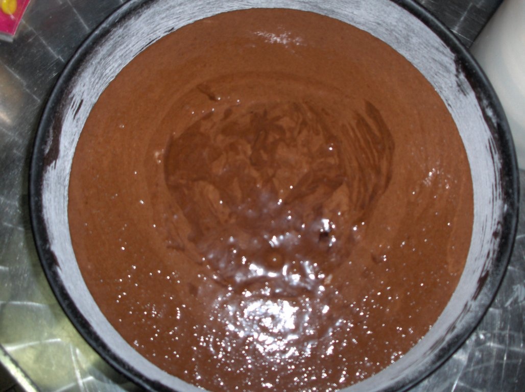 Tort de ciocolata neagra cu crema de frisca(Bolo de chocolate preto)