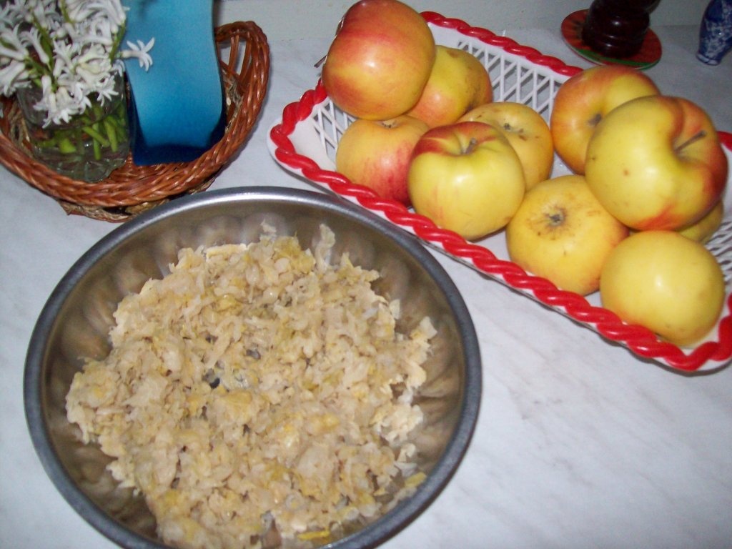 Placinta cu foi subtiri si mere sau varza