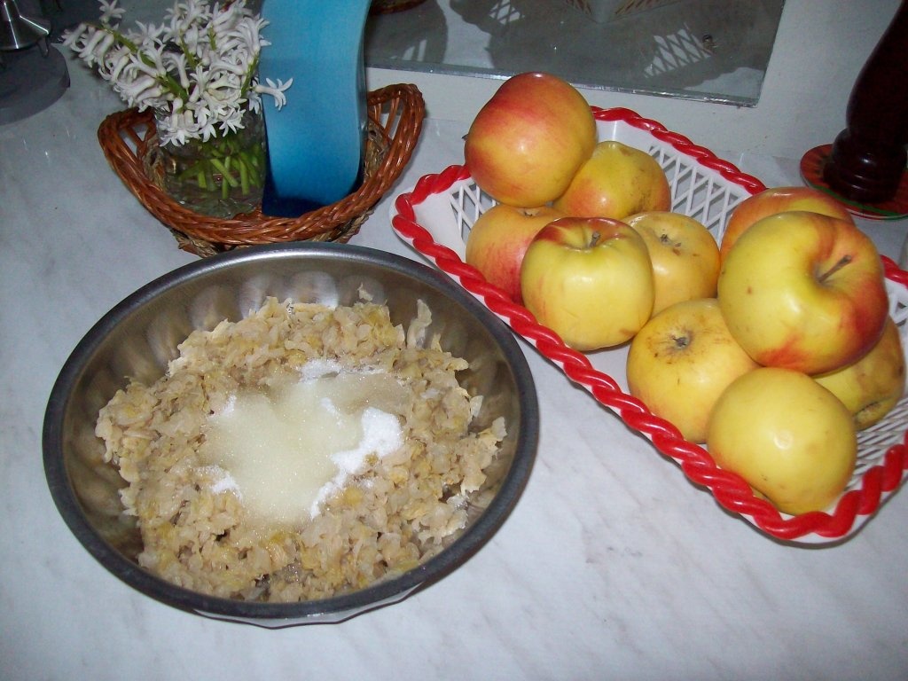 Placinta cu foi subtiri si mere sau varza