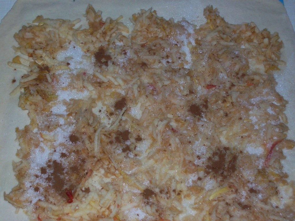 Placinta cu foi subtiri si mere sau varza