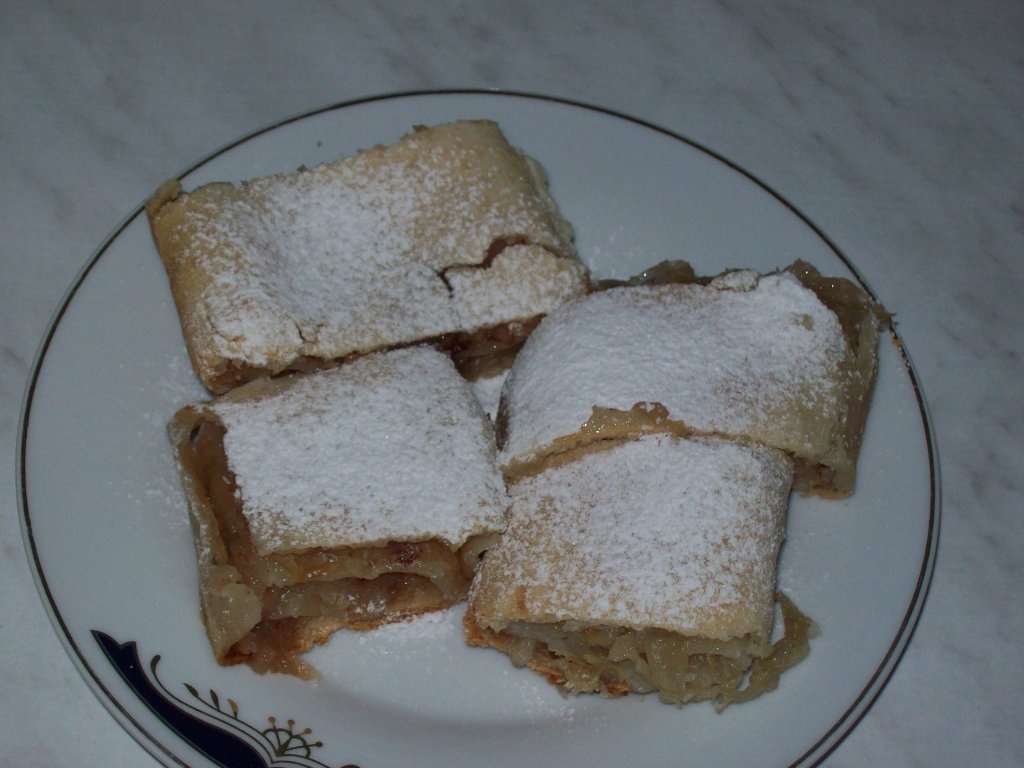 Placinta cu foi subtiri si mere sau varza