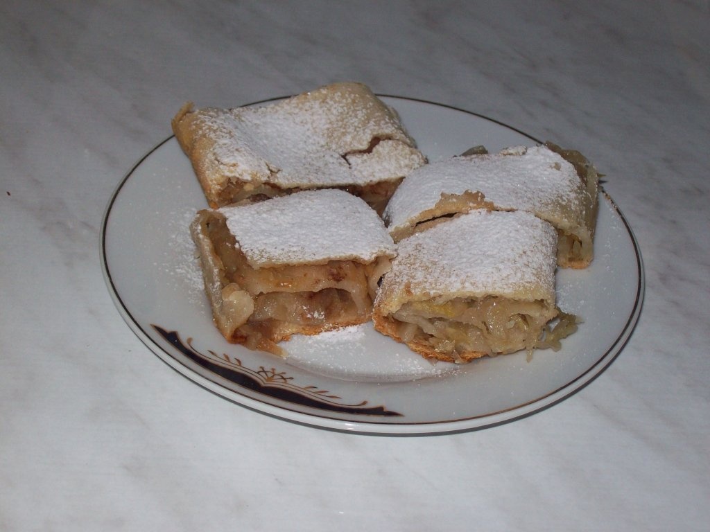 Placinta cu foi subtiri si mere sau varza