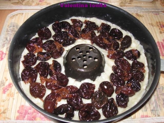 Prajitura sfaramicioasa cu prune uscate