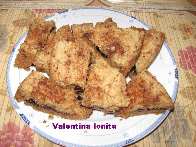 Prajitura sfaramicioasa cu prune uscate