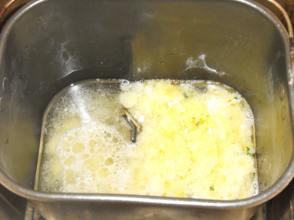 Paine de casa umpluta cu mancarica de fasole