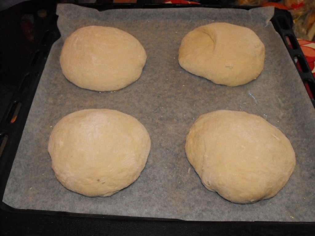 Paine de casa umpluta cu mancarica de fasole