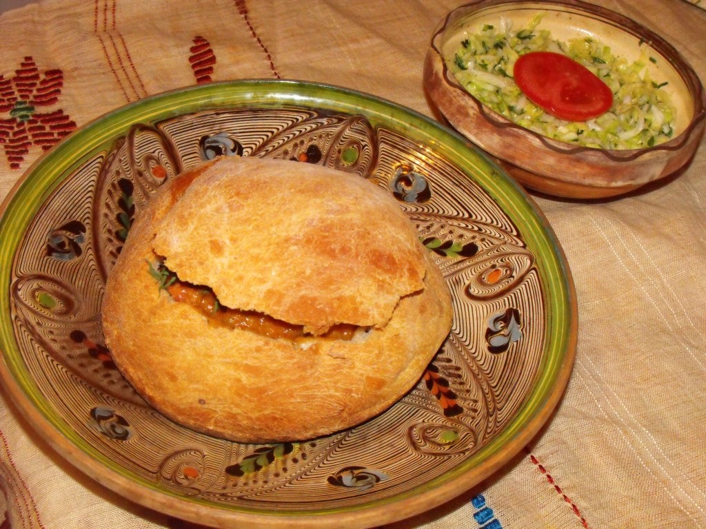 Paine de casa umpluta cu mancarica de fasole