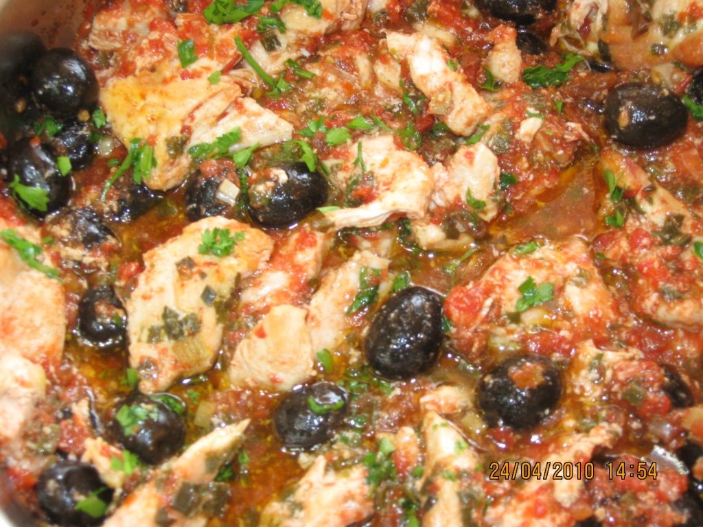 Piept de pui in sos de rosii cu masline