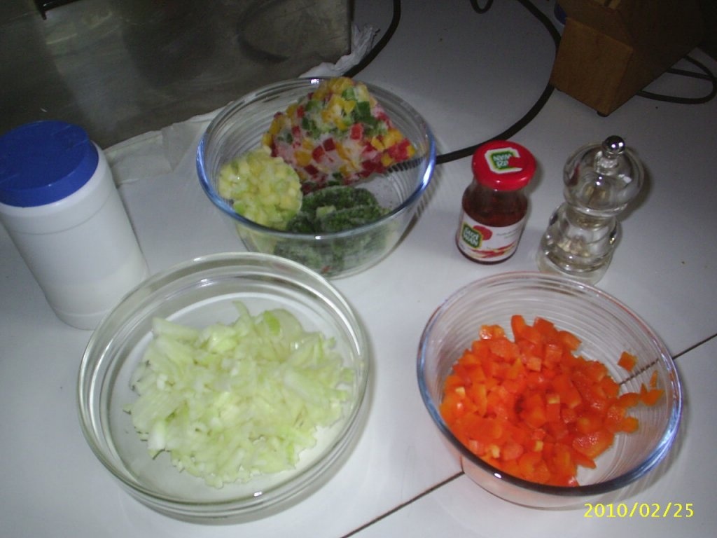 Pulpite de pui  prajit peste orez cu legume