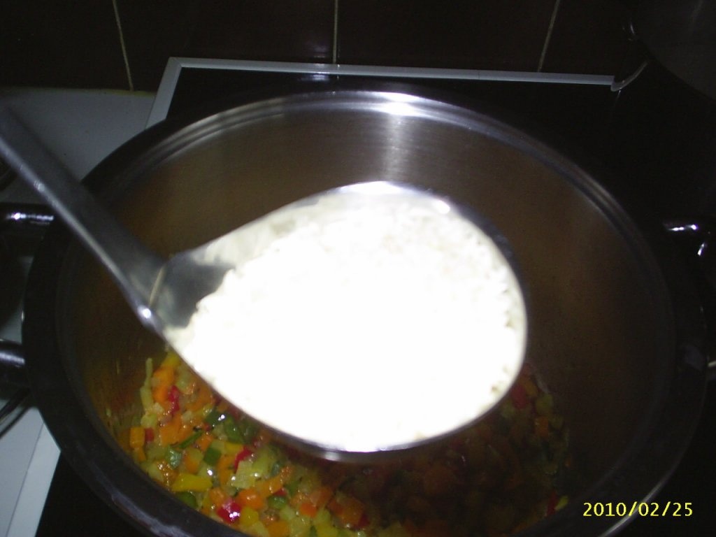 Pulpite de pui  prajit peste orez cu legume