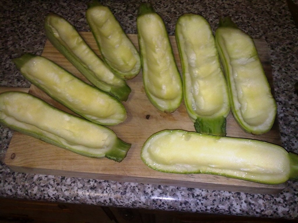 Dovlecei umpluti cu ton la cuptor