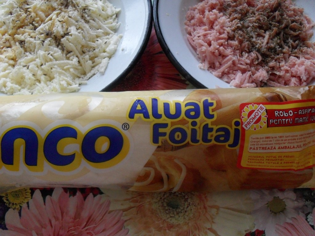 Triunghiuri cu branza sau cu sunca