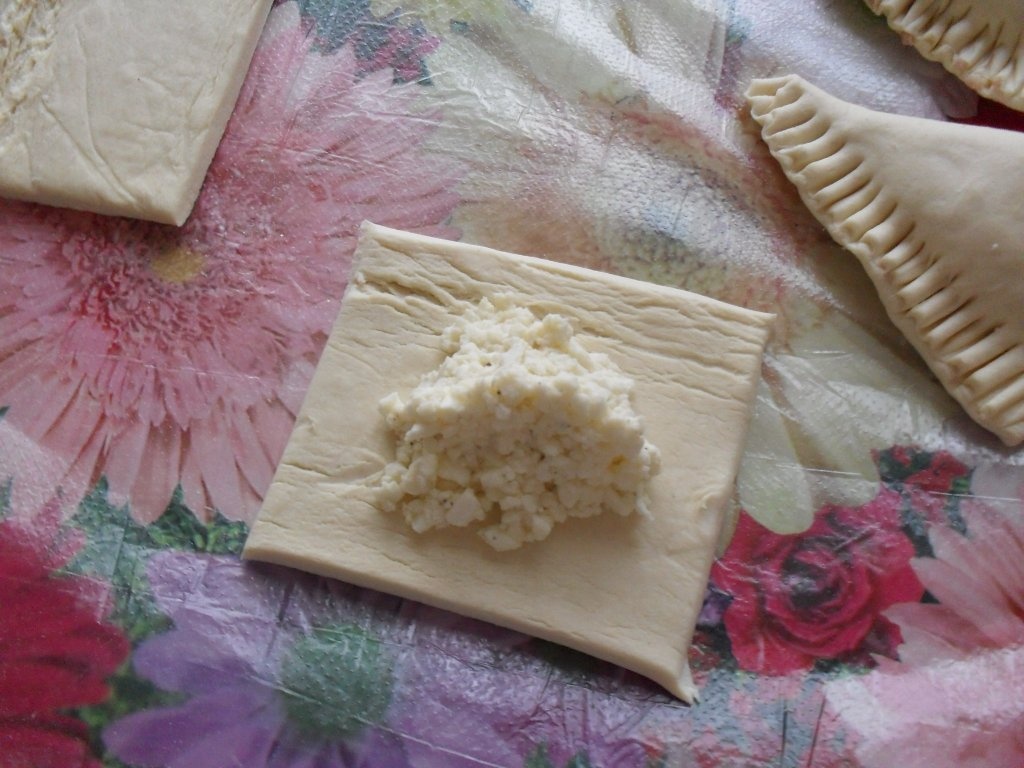 Triunghiuri cu branza sau cu sunca